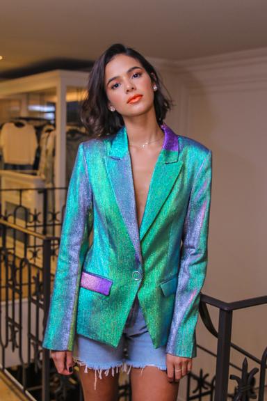 Bruna Marquezine ostenta look holográfico