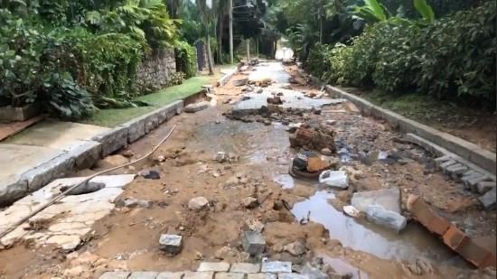 Carolina Dieckmann mostra destruição ao lado de sua casa