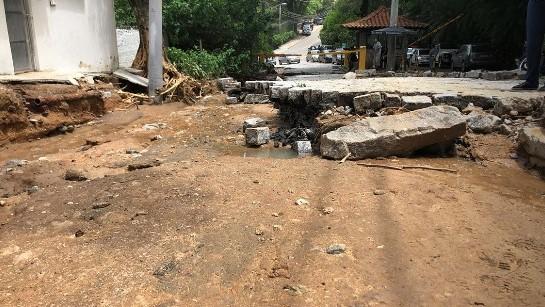 Carolina Dieckmann mostra destruição ao lado de sua casa