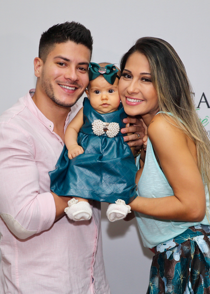 Filha de Arthur Aguiar e Mayra Cardi rouba a cena em evento