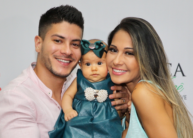 Filha de Arthur Aguiar e Mayra Cardi rouba a cena em evento