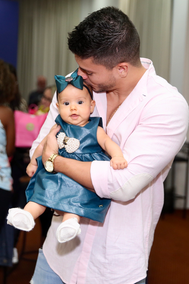 Filha de Arthur Aguiar e Mayra Cardi rouba a cena em evento