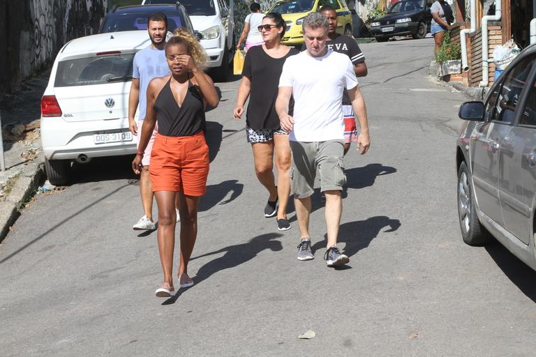 Luciano Huck visita o Vidigal após enchentes 