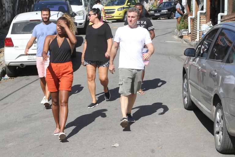 Luciano Huck visita o Vidigal após enchentes 