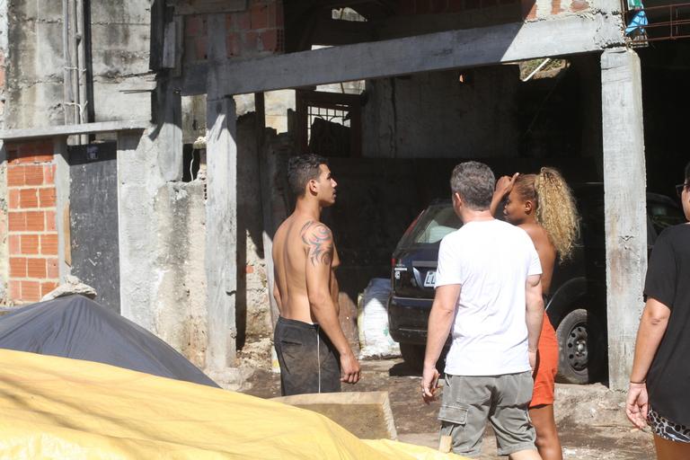 Luciano Huck visita o Vidigal após enchentes 