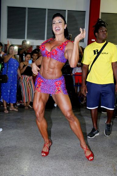 Gracyanne Barbosa se acaba no samba em ensaio de carnaval