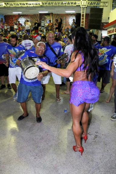 Gracyanne Barbosa se acaba no samba em ensaio de carnaval