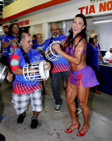 Gracyanne Barbosa se acaba no samba em ensaio de carnaval