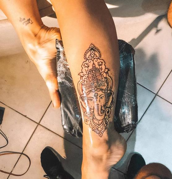 Kelly Key exibe tatuagem grande na perna e revela: ''A gente até esquece que doeu''