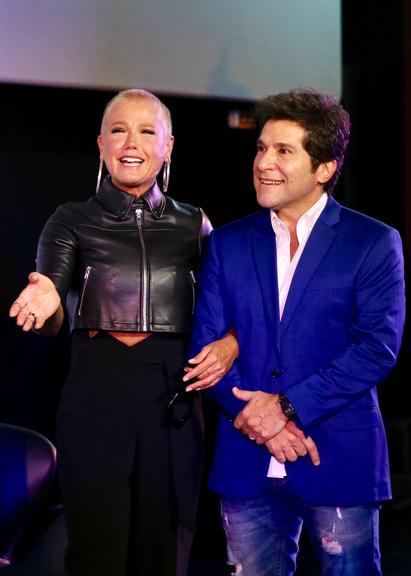 Xuxa Meneghel exibe novo look pré-estreia do documentário de Daniel