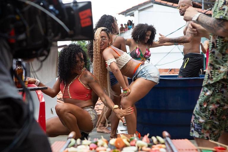 Anitta surpreende com fotos dos bastidores do novo clipe 'Bola Rebola': Veja!