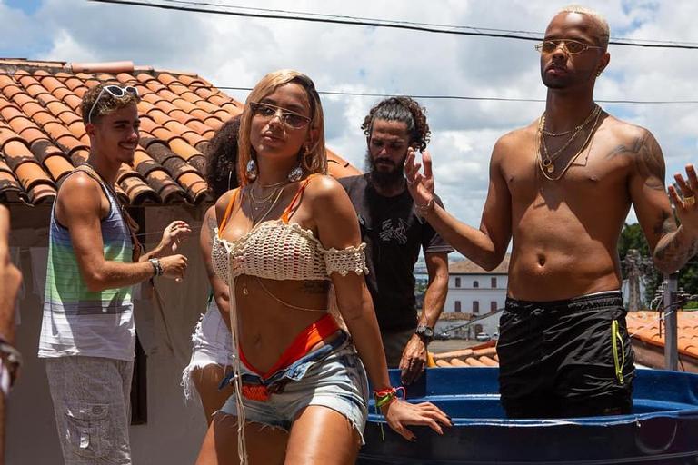 Anitta surpreende com fotos dos bastidores do novo clipe 'Bola Rebola': Veja!