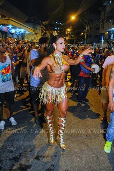 Ensaio da Uniao da Ilha do Governador com Gracyanne Barbosa no Rio de janeiro