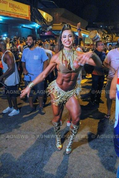 Ensaio da Uniao da Ilha do Governador com Gracyanne Barbosa no Rio de janeiro