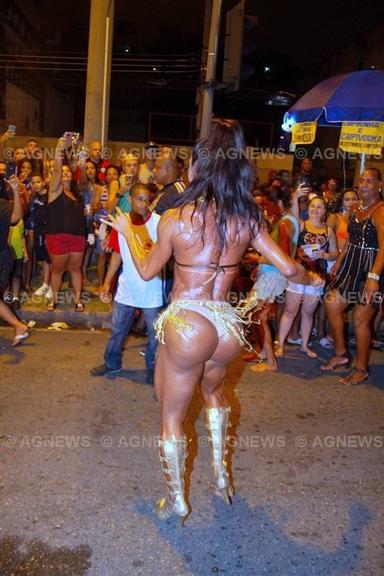 Ensaio da Uniao da Ilha do Governador com Gracyanne Barbosa no Rio de janeiro