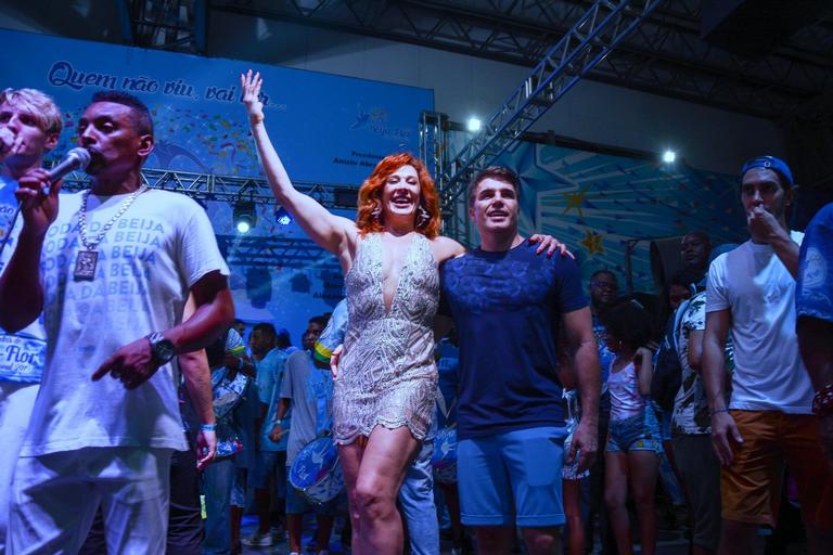 Claudia Raia exibe a boa forma ao lado do marido durante ensaio de Carnaval