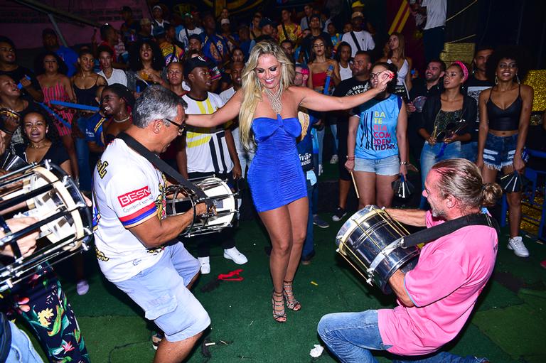 Em último ensaio para o Carnaval, Ellen Rocche exibe boa forma na quadra da Rosas de Ouro