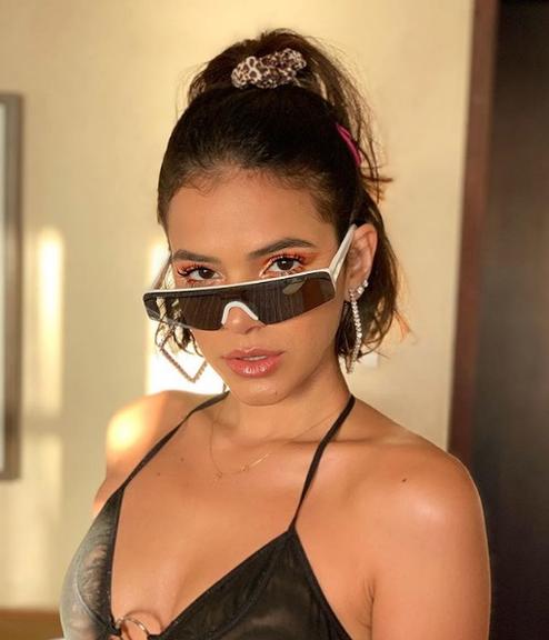 Ousada! Em Salvador, Bruna Marquezine abusa de decote transparente e quase mostra demais