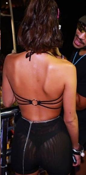 Ousada! Em Salvador, Bruna Marquezine abusa de decote transparente e quase mostra demais