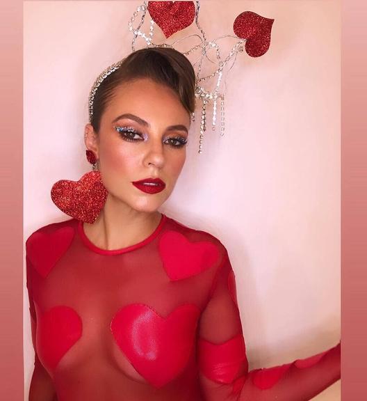 Pronta para o Carnaval, Paolla Oliveira posa com look ousado e chamativo