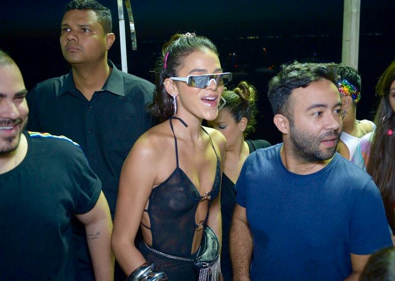 Bruna Marquezine usa pochete grifada no Carnaval de Salvador