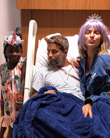 Giovanna Ewbank e Titi visitam Bruno Gagliasso no hospital: ''Nós trazemos o Carnaval até ele''