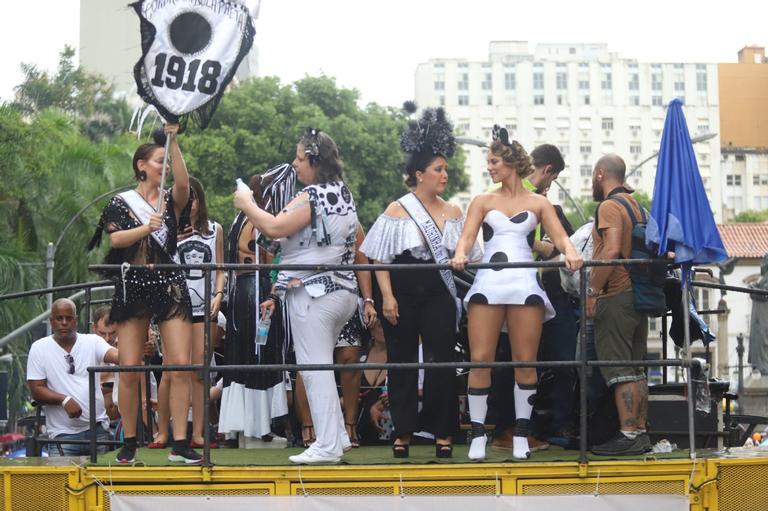 Paolla Oliveira, Emanuelle Araújo, Leandra Leal e Maria Rita agitam bloco mais antigo do Rio