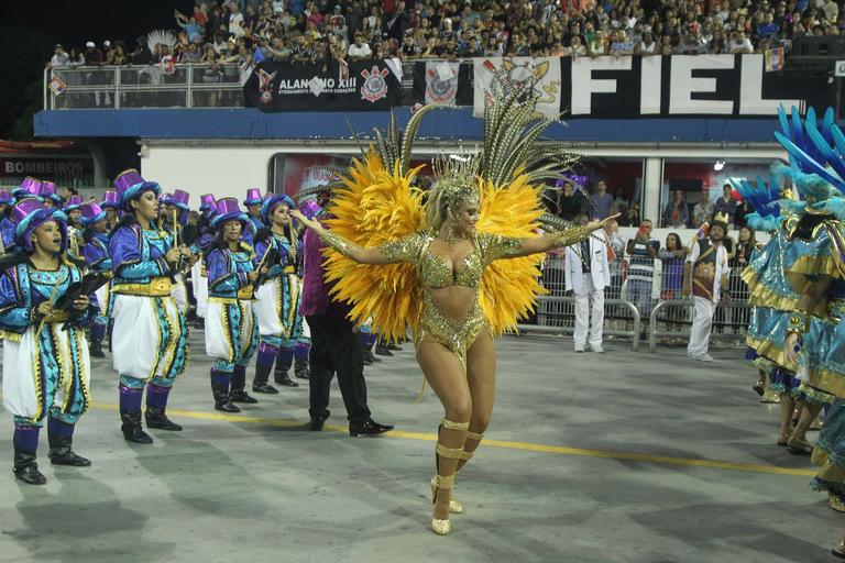 Ellen Rocche no desfile da Rosas de Ouro