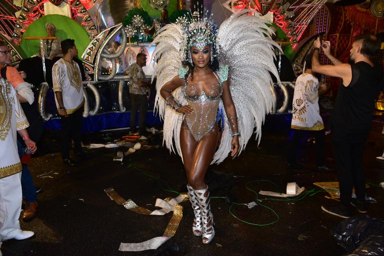 Erika Januza no desfile da Vai-Vai