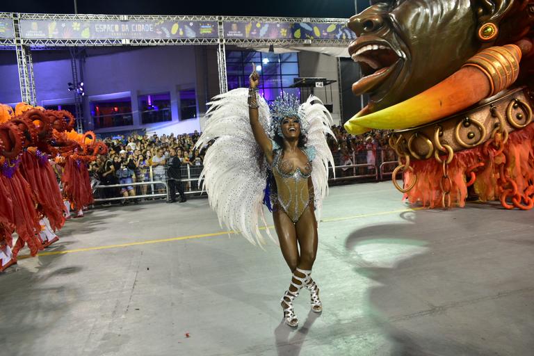 Erika Januza no desfile da Vai-Vai