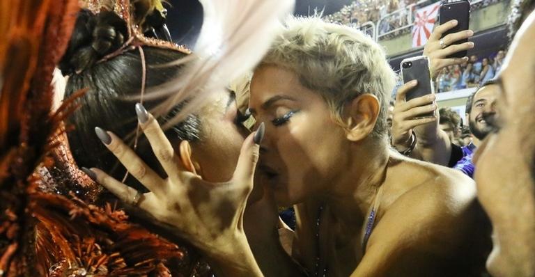 Juliana Paes beijando Deborah