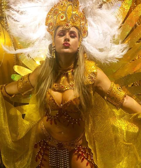 Patrícia Leitte realiza sonho e arrasa durante desfile no Rio de Janeiro