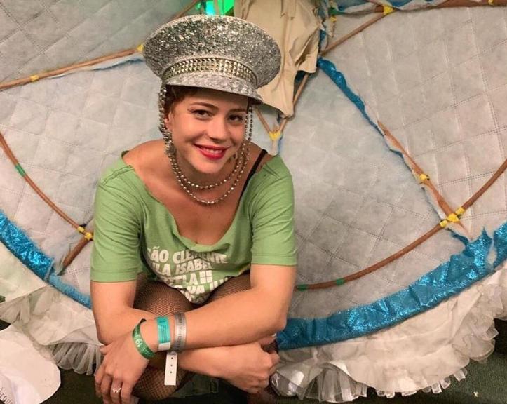 Após desfile com críticas sociais, Leandra Leal se emociona ao falar da Mangueira: ''Foi lindo''