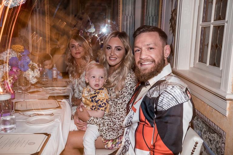 Lutador Conor McGregor promove festa de luxo para a mãe