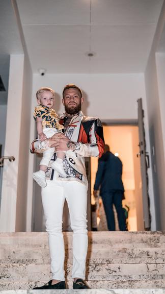 Lutador Conor McGregor promove festa de luxo para a mãe