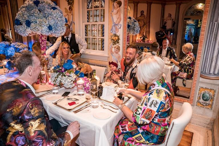 Lutador Conor McGregor promove festa de luxo para a mãe