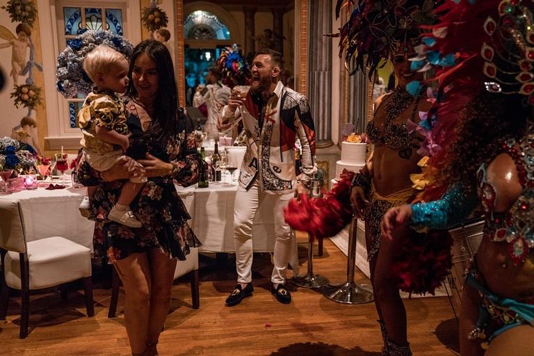 Lutador Conor McGregor promove festa de luxo para a mãe