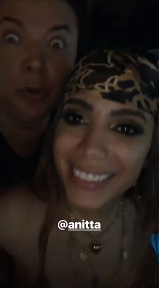 Anitta promove festa pós-Carnaval 