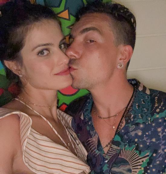 Di Ferrero faz revelação picante sobre relacionamento com Isabeli Fontana