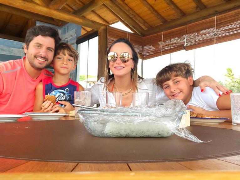 Grávida, Claudia Leitte comemora aniversário de casamento com esposo: ''12 anos bem vividos!''