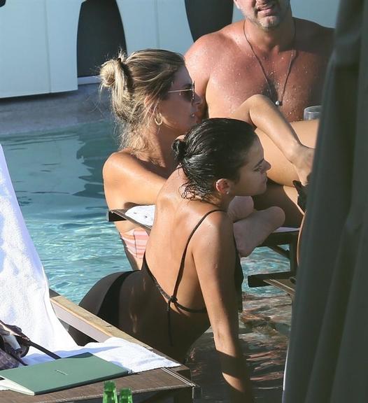 Bruna Marquezine é flagrada tomando sol com Izabel Goulart