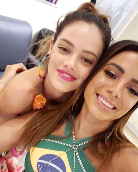 Ao lado de Anitta, Laura Neiva curte último dia de Carnaval com look extravagante