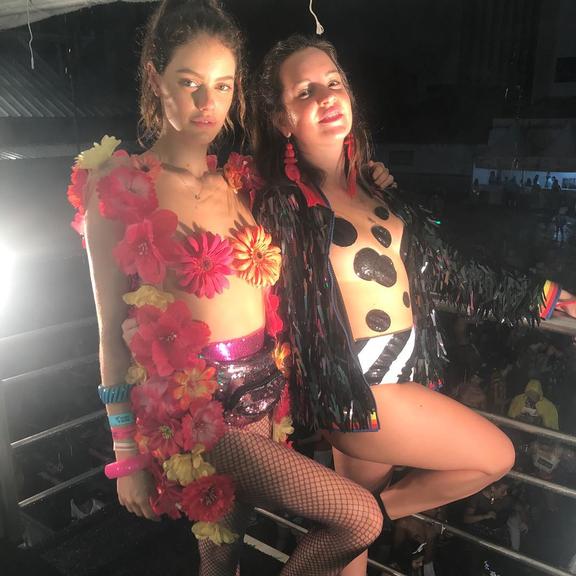 Ao lado de Anitta, Laura Neiva curte último dia de Carnaval com look extravagante