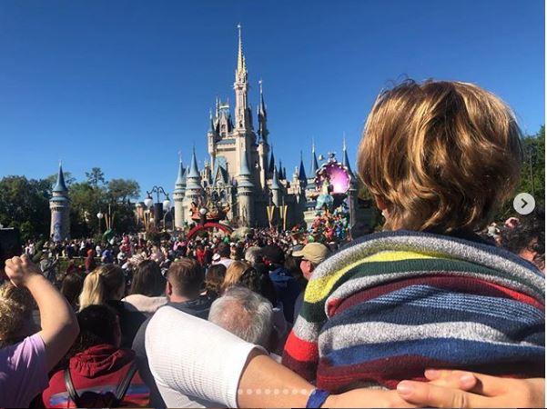 Sophie Charlotte e Daniel de Oliveira levam o filho de 2 anos para passar férias na Disney