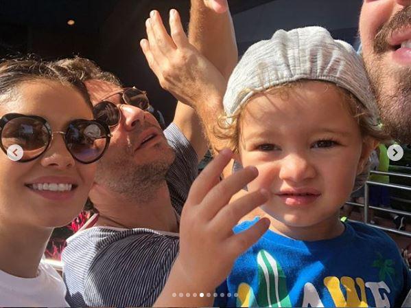 Sophie Charlotte e Daniel de Oliveira levam o filho de 2 anos para passar férias na Disney