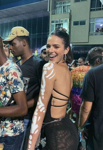 Bruna Marquezine relembra Carnaval e manda indireta