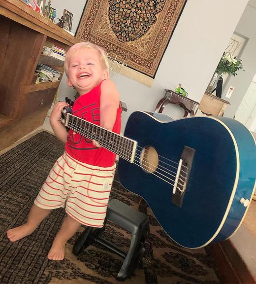 Enrico Bacchi tocando violão é a coisa mais fofa que você vai ver hoje: Confira!