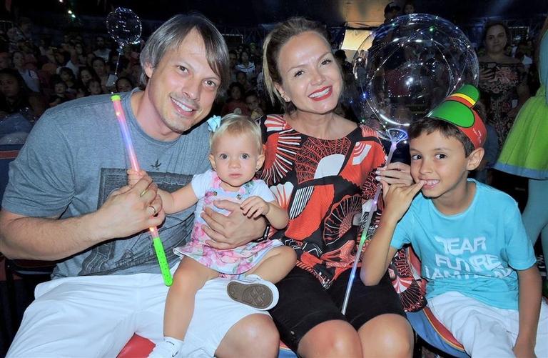 Eliana vai com a família ao circo