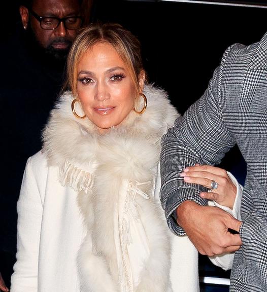 Noiva, Jennifer Lopez exibe sua aliança de casamento avaliada em R$ 4 milhões