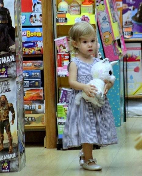 Thaís Fersoza e Michel Teló levam os filhos ao shopping